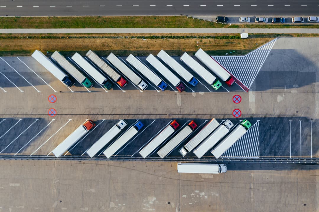 Estacionamento de caminhões de carga vista de cima em um dia ensolarado